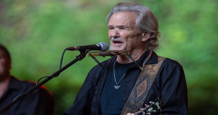 Read more about the article Kris Kristofferson, the legendary country music star and leading actor from “A Star Is Born,” has passed away at the age of 88