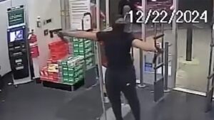 Read more about the article Brazen Thief Uses Tarantino-Like Double-Fisted Guns During Robbery, Video