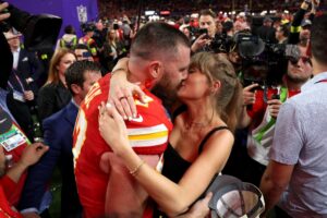 Read more about the article Taylor Swift and Travis Kelce May Be Forced to Spend Christmas Apart