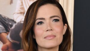 Read more about the article Mandy Moore Flees Amidst LA Fires, Shares Message of Hope