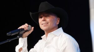 Read more about the article Kenny Chesney Net Worth? Fans Ask Ahead of Sphere Residency