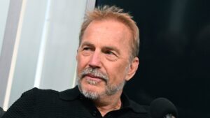 Read more about the article Kevin Costner Pays Tribute to Whitney Houston: We Lost a Light