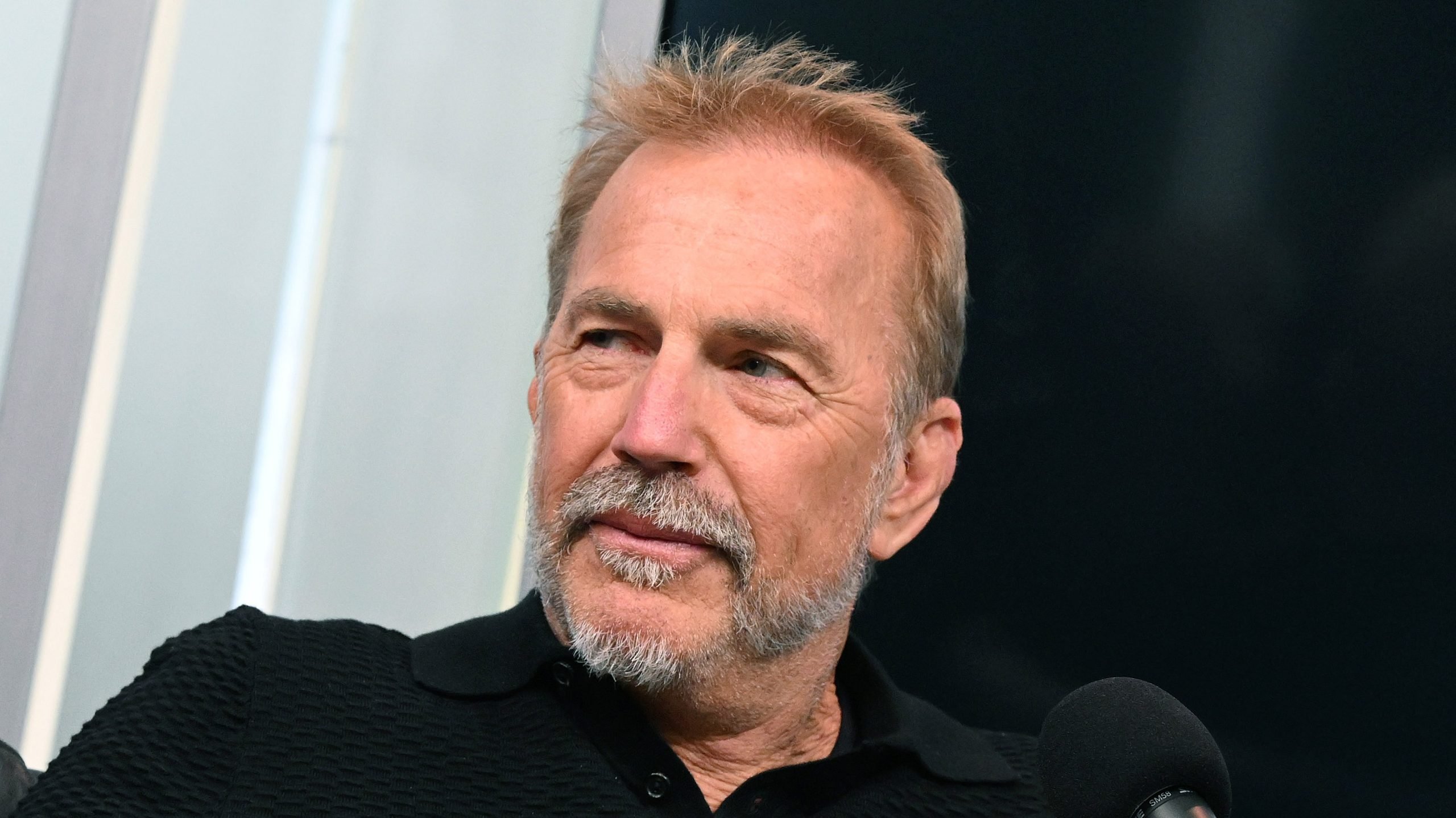 You are currently viewing Kevin Costner Pays Tribute to Whitney Houston: We Lost a Light