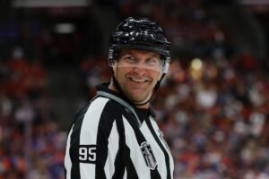 Read more about the article Linesman exits Jets-Avalanche game due to injury