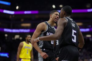 Read more about the article De’Aaron Fox laughs off Kings fan’s call out for getting Tyrese Haliburton traded and Mike Brown fired before imminent trade 