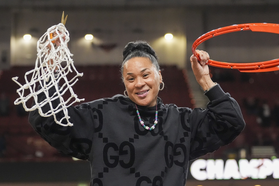 You are currently viewing South Carolina’s Dawn Staley inks historic $25M extension