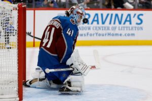 Read more about the article Avs’ G Scott Wedgewood exits game with apparent injury