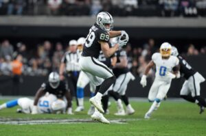 Read more about the article Raiders TE Brock Bowers sets rookie receptions mark