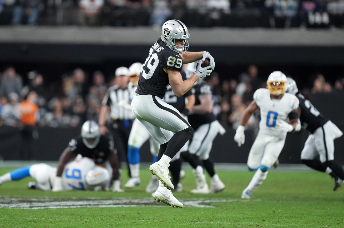 You are currently viewing Raiders TE Brock Bowers sets rookie receptions mark