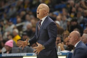 Read more about the article UCLA’s lights-out shooting overwhelms Iowa 94-70