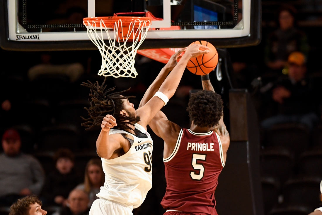 You are currently viewing Devin McGlockton’s heroics help Vanderbilt slide past South Carolina