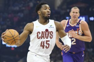 Read more about the article Donovan Mitchell (33 points) helps Cavaliers crush Suns