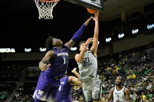 Read more about the article No. 15 Oregon hands Washington 5th straight loss to ranked team