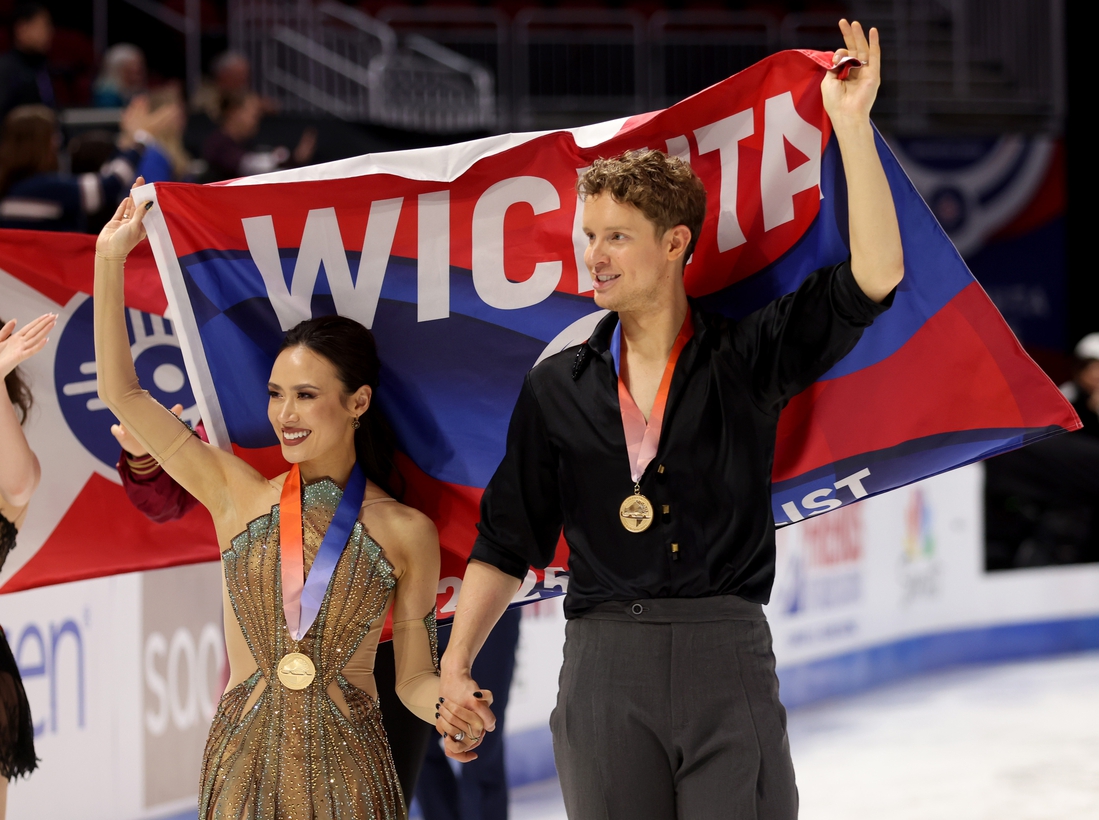 You are currently viewing Madison Chock, Evan Bates match U.S. record with 6th ice dance title