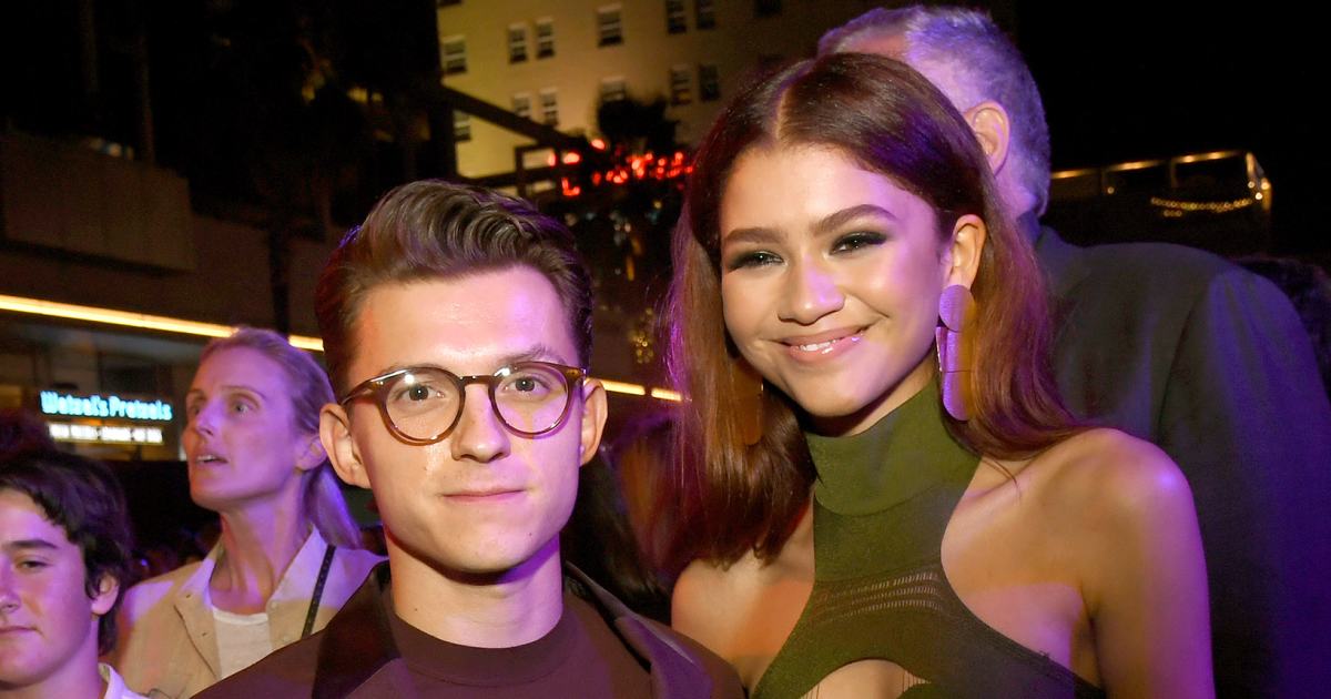 You are currently viewing Zendaya Engaged to Tom Holland, Cut Golden Globes Jokes: 5 Hot Stories