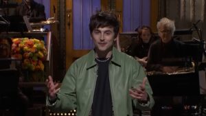 Read more about the article Timothée Chalamet Hosts ‘SNL,’ Jokes His Bob Dylan Portrayal Has Never Won Awards