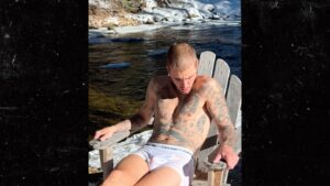 Read more about the article Justin Bieber Strips Down to His Calvin Klein Briefs in Snowy Getaway