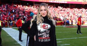 Read more about the article Brittany Mahomes’ Most Festive Game Day Outfits at Chiefs Games