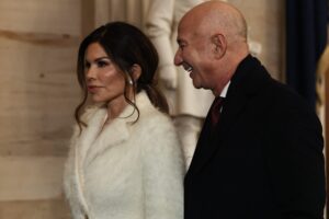 Read more about the article Who Is Jeff Bezos’ Fiancée? (And Why Is Everyone So Mad About Her Inauguration Outfit?)