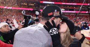 Read more about the article Taylor Swift Kisses and Cuddles Travis Kelce on Field After Chiefs Win