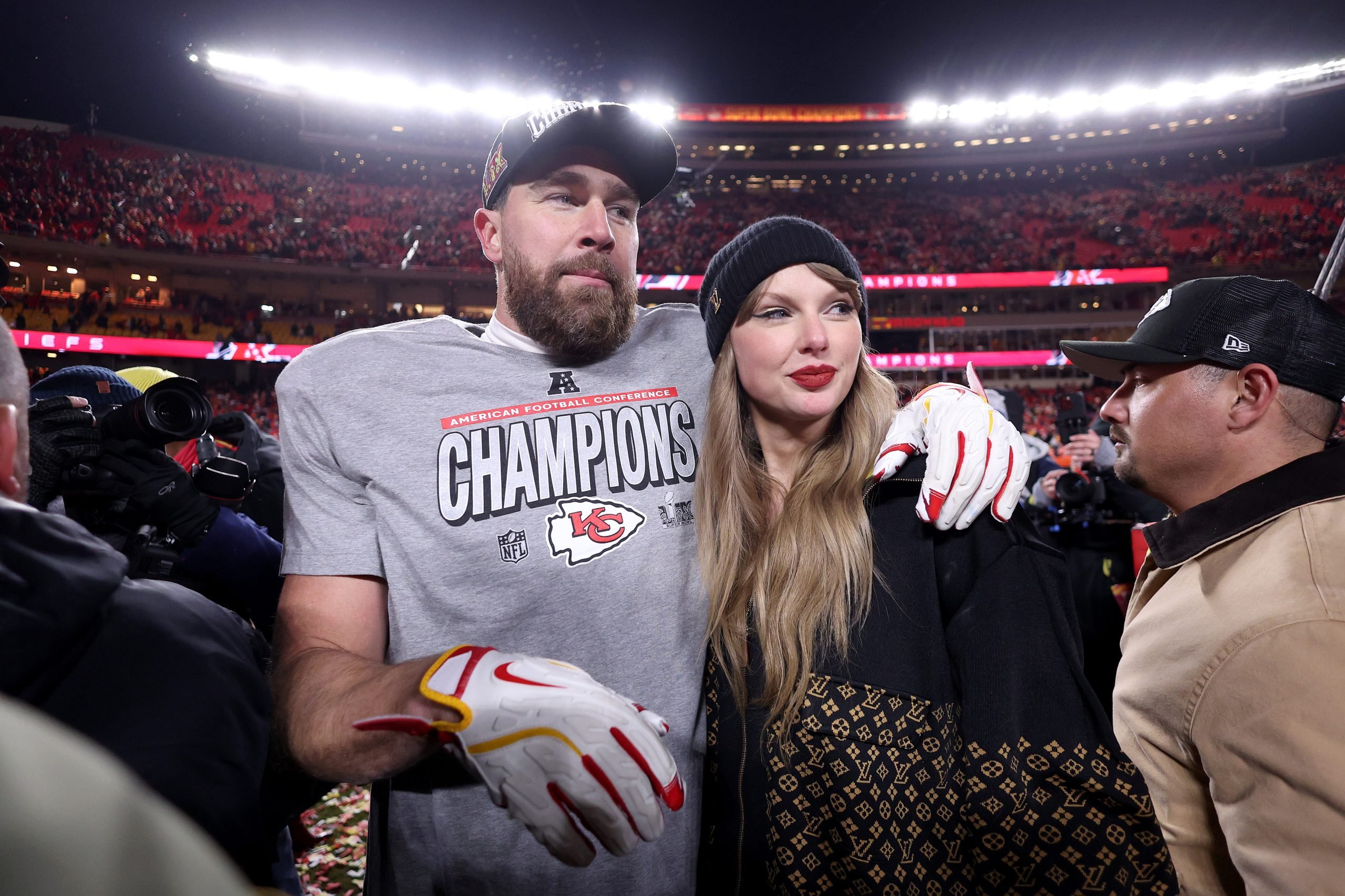 You are currently viewing Taylor Swift’s Game-Day Fashion Choice Has Fans Convinced That She’s Engaged to Travis Kelce