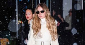 Read more about the article Sydney Sweeney’s Winter Look With Jonathan Davino Is Pretty and Playful