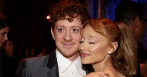 Read more about the article Ariana Grande Cozies Up to Boyfriend Ethan Slater as Wicked Wins Award