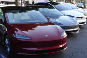 Read more about the article NHTSA opens investigation into Tesla remote parking features