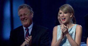 Read more about the article Taylor Swift’s Dad Trolls Her With Fake High-Five Ahead of Super Bowl