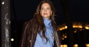 Read more about the article Katie Holmes Wore Brown Pants in Paris — Shop the Look for $35!