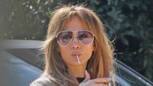 Read more about the article Jennifer Lopez Enjoys Lollipop While House Hunting in Brentwood