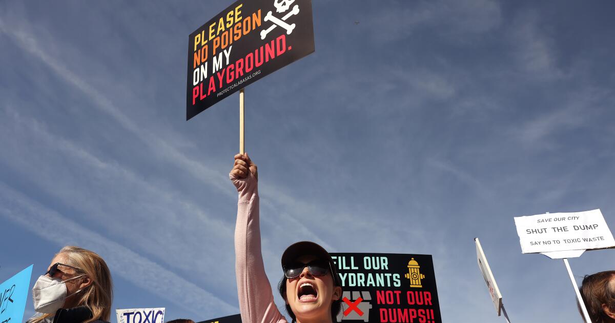 You are currently viewing City, residents protest disposal of fire debris in Calabasas Landfill