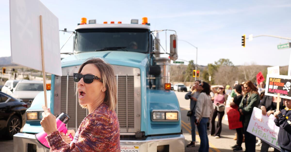 You are currently viewing Protesters, elected officials take action to halt flow of toxic debris to local landfills