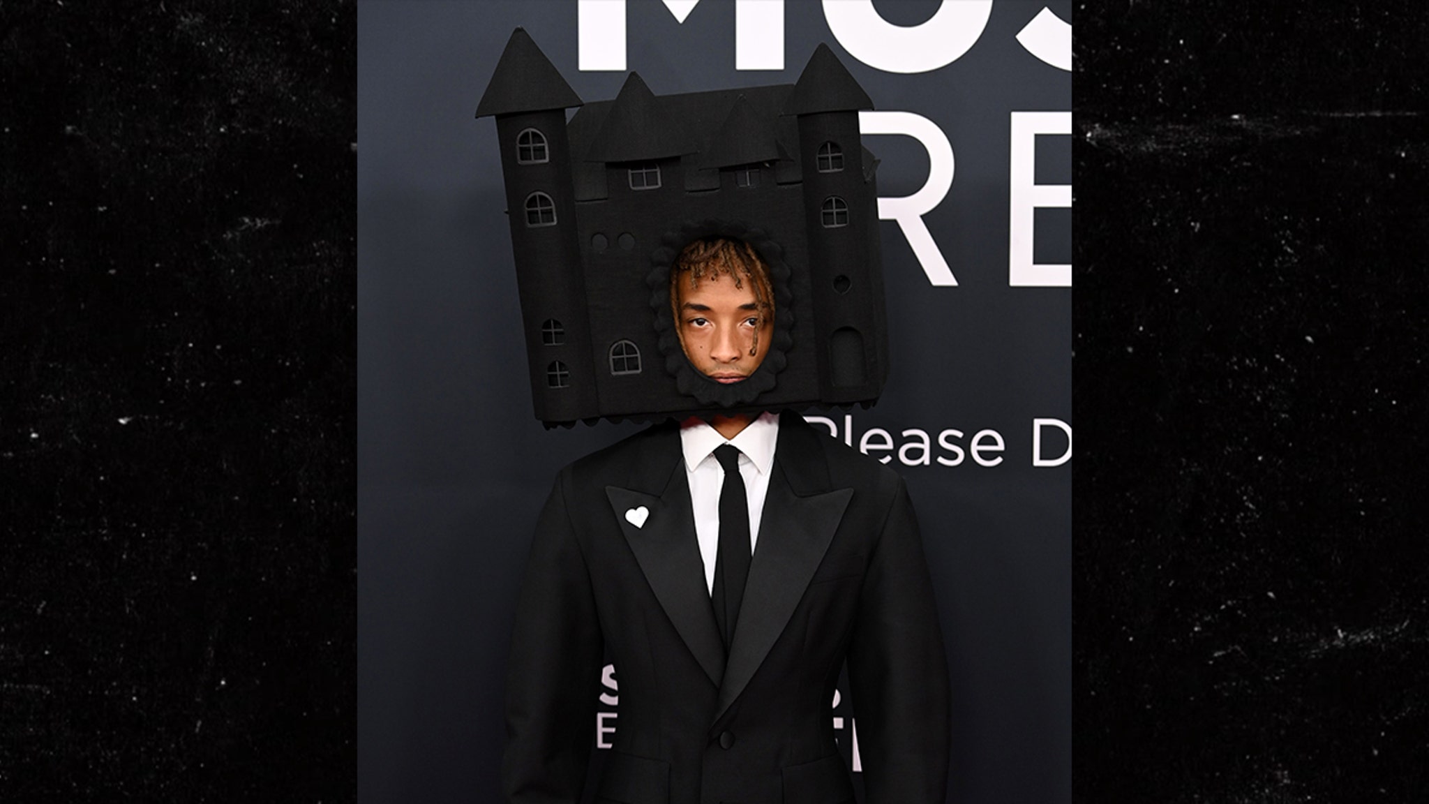 You are currently viewing Jaden Smith Wears Bizarre Castle Headwear to Grammys, Roasted Online