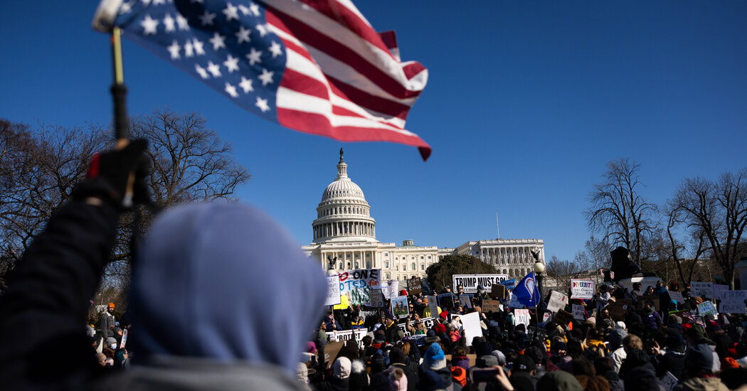 You are currently viewing Thousands Gather on Presidents’ Day to Call Trump a Tyrant