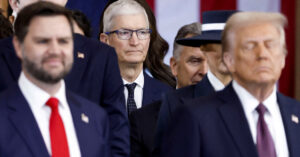 Read more about the article Apple to Invest $500 Billion in U.S. as Trump Tariffs Loom