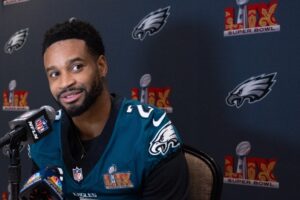 Read more about the article CB Darius Slay aims to play in 2025 with Eagles … or Lions