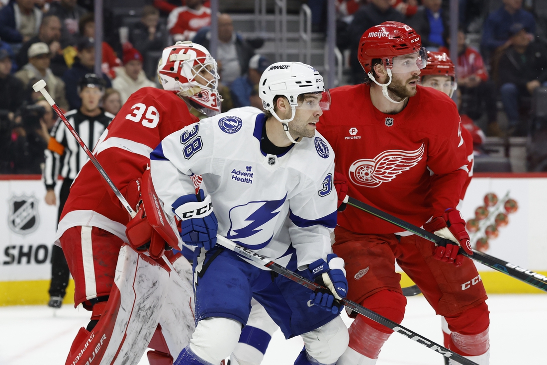 You are currently viewing Lightning make most of limited opportunities to strike down Red Wings