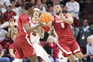 Read more about the article No. 3 Alabama holds off Arkansas, joins Auburn atop SEC