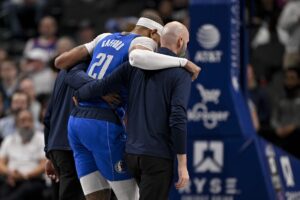 Read more about the article Mavs’ Daniel Gafford helped off court with knee injury