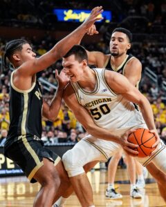 Read more about the article Top 25 roundup: No. 20 Michigan wins Big Ten tussle vs. No. 7 Purdue