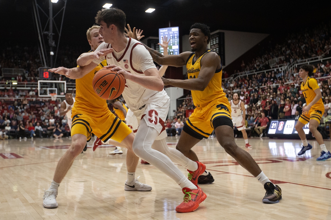 You are currently viewing Stanford makes clutch foul shots to hold off Cal