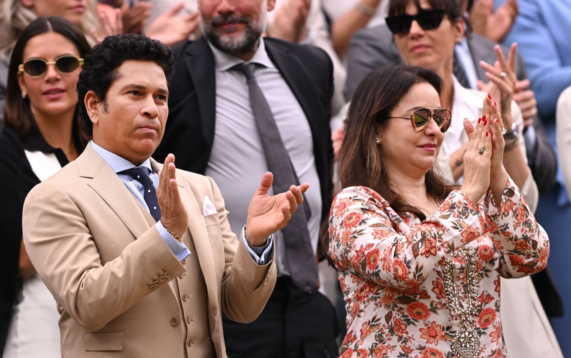 You are currently viewing Sachin Tendulkar and wife Anjali break Valentine’s Day heart-shaped cake with hammer for a surprise [Watch]