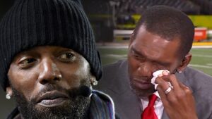 Read more about the article Randy Moss Emotional During Return to ESPN After Cancer Battle