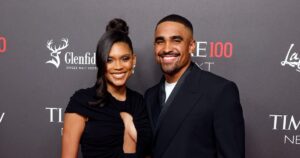 Read more about the article Jalen Hurts Kisses Fiancee Bry Burrows Following 2025 Super Bowl Win