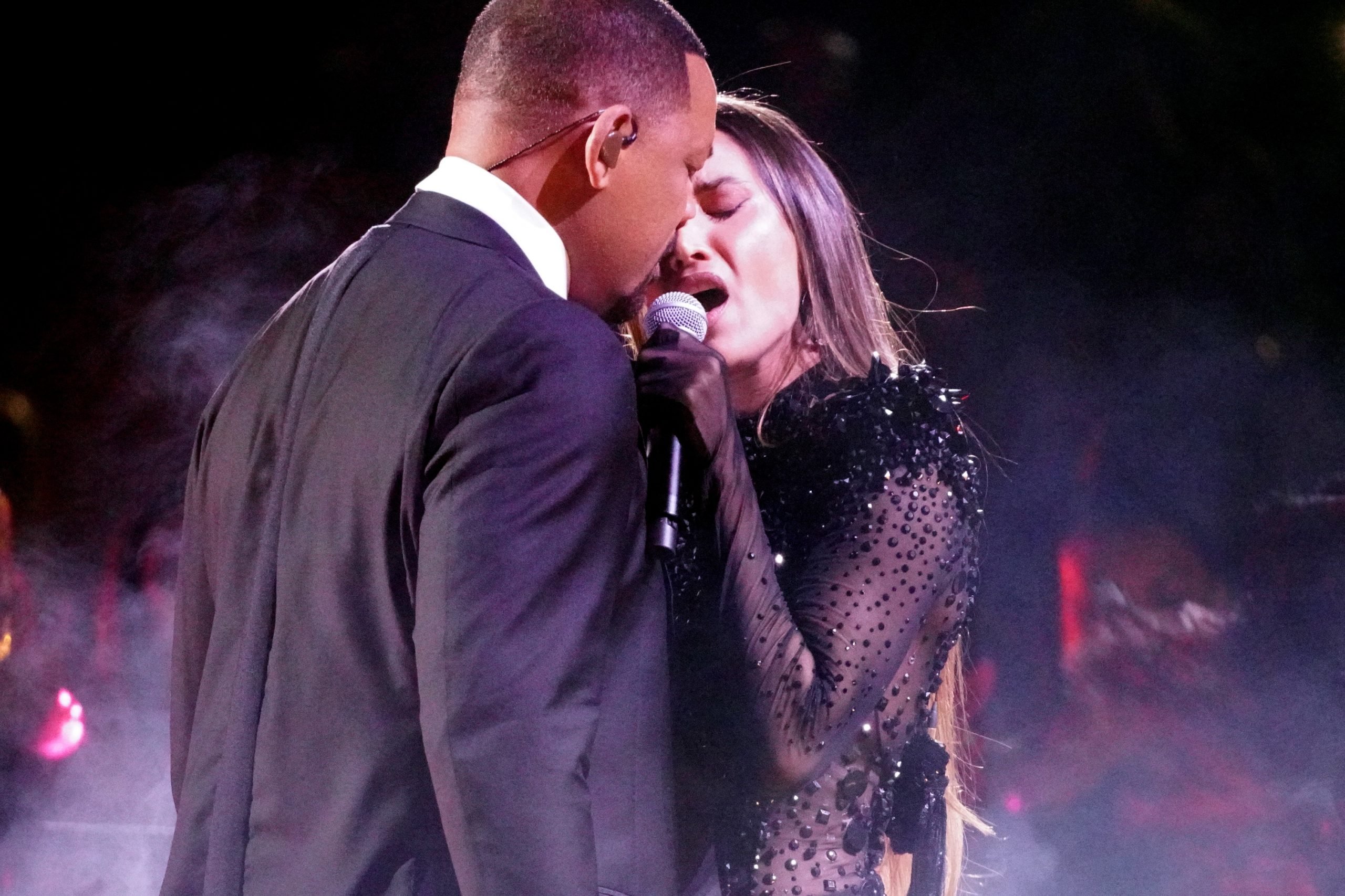 You are currently viewing Will Smith Nearly Kisses India Martínez, Calls Marriage Into Question Again