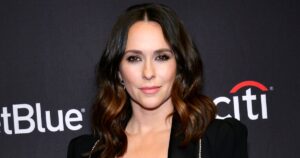 Read more about the article Jennifer Love Hewitt Shares Makeup Free Selfie in Honor of 46th Birthday