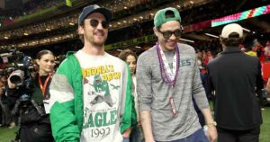 Read more about the article Pete Davidson Shows Ink-Free Look With Miles Teller at Super Bowl 2025