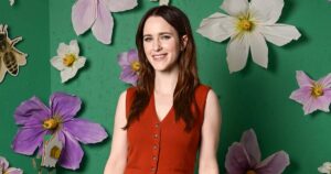 Read more about the article Rachel Brosnahan Once Dipped Her Fries in Peanut Butter