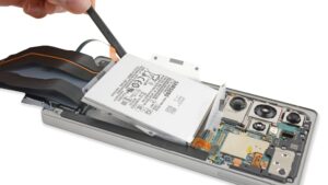 Read more about the article With the Galaxy S25, Samsung finally nailed a truly repairable battery